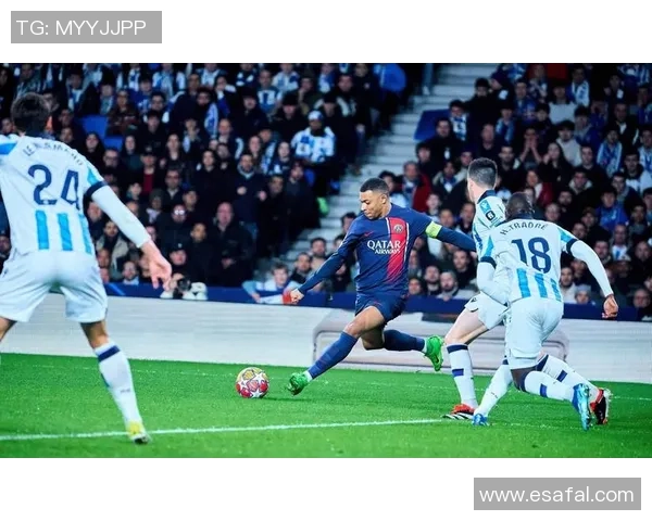 现役足球明星盘点及他们在赛场上的精彩表现与成就分析